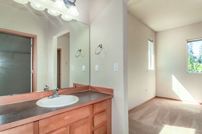 Building Photo - 2-Bedroom DuPont Condo with New Interior Paint and Carpet
