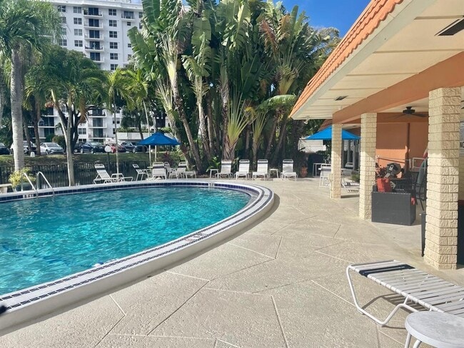 Building Photo - 136 NE 19th Ct