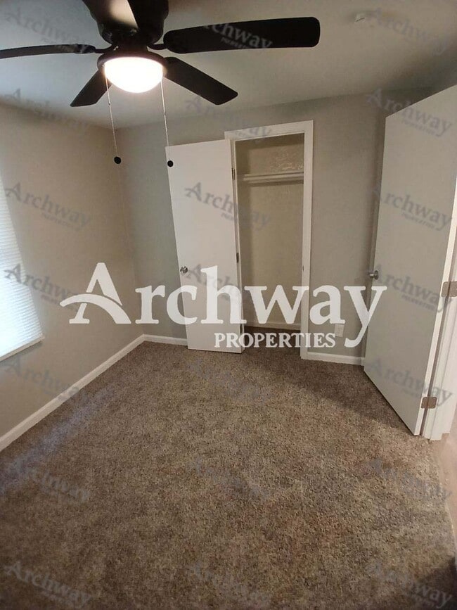 Building Photo - 913 S 11th St