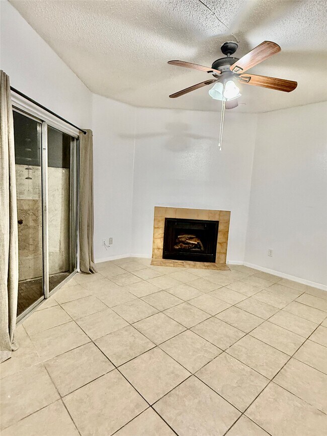 Building Photo - 10855 Meadowglen Ln