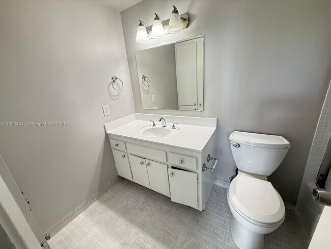 Building Photo - 4200 Hillcrest Dr