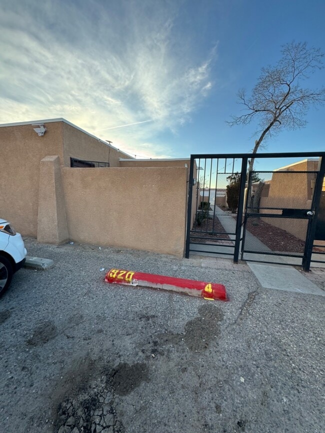 Building Photo - 920 San Pedro Dr SE