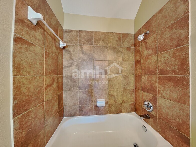 Building Photo - 2718 Lakecrest Way Dr