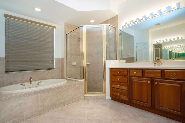 Building Photo - Luxurious Lakefront Living: Spacious 4-Bedroom Home with Pool and Guest Suite in Lakewood Ranch