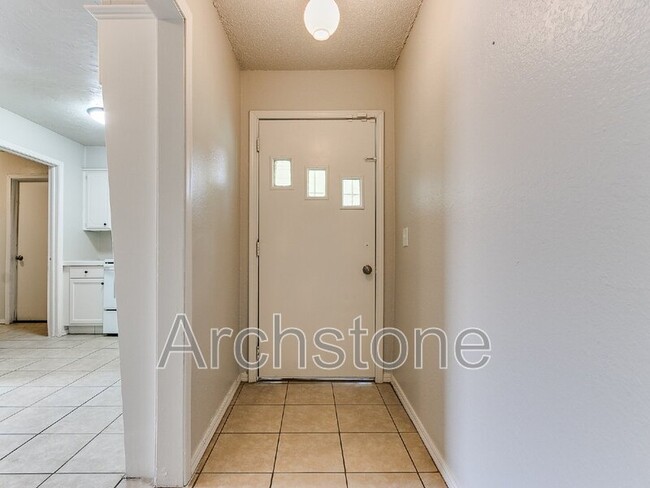 Building Photo - 8814 NE 13th St