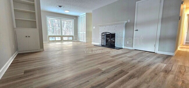 Building Photo - 3080 Southdale Dr