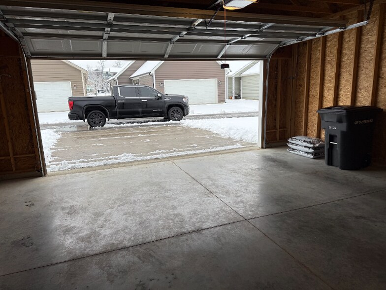 Building Photo - 3921 Bird Song Way