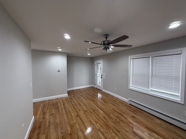 Building Photo - 944 Farmington Ave