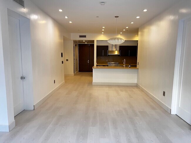 Building Photo - 855 N Croft Ave