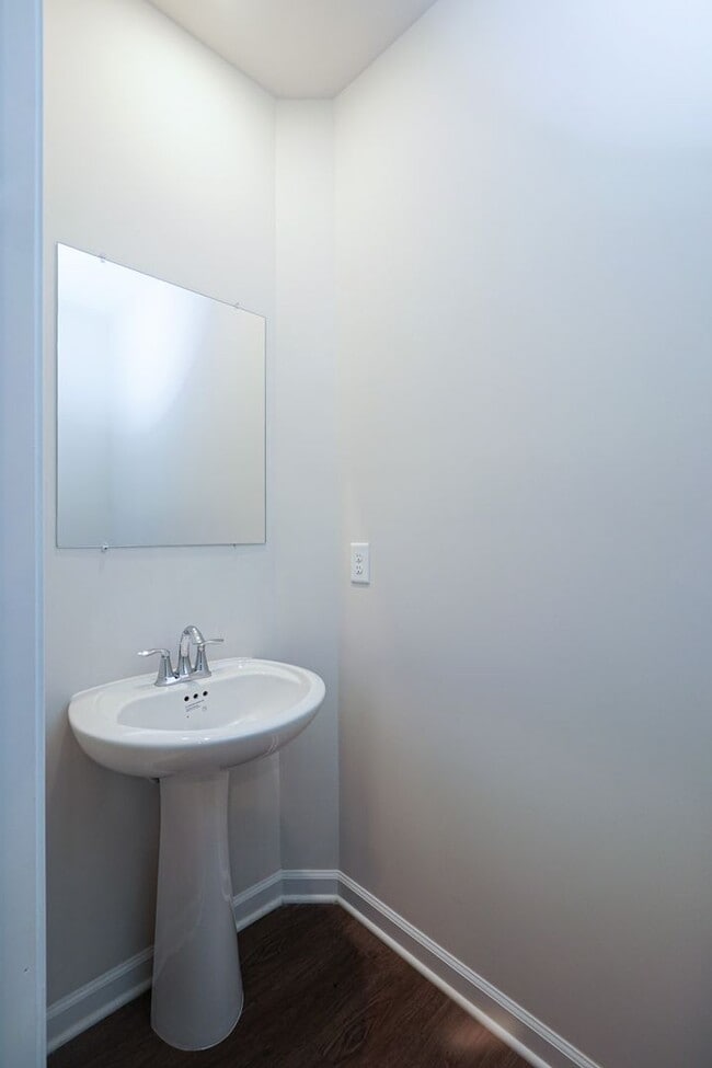 Building Photo - Lovely 3 Bed 2.5 Bath Townhome