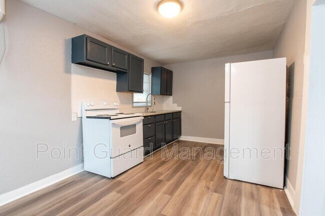 Building Photo - 623-627 S. Hydraulic - 2