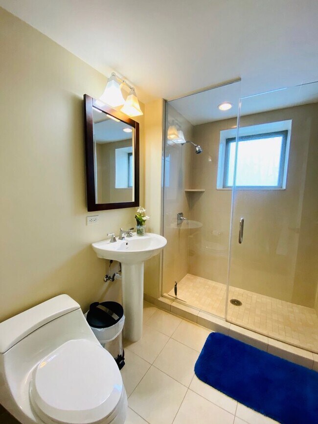Building Photo - Fully furnished unit in Waikiki!