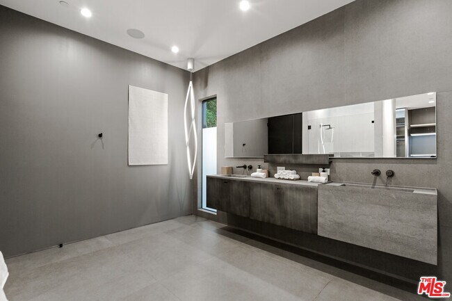 Building Photo - 356 N La Jolla Ave