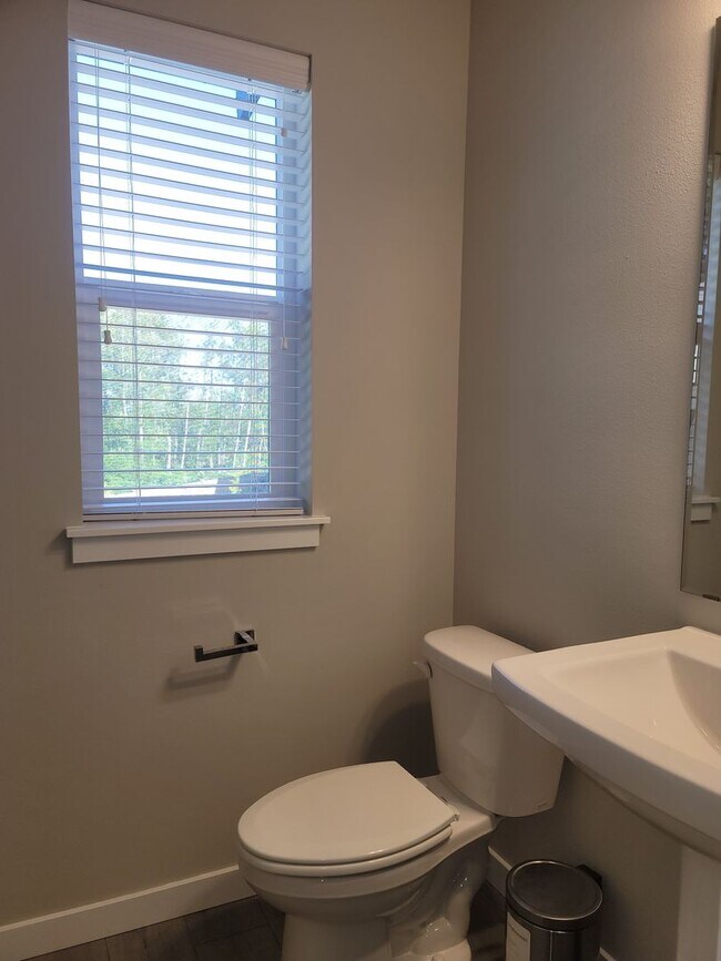 Building Photo - Stunning Tri Level 3/2.5 Townhome in the G...