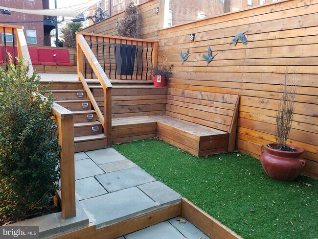 Building Photo - 1890 Ontario Pl NW