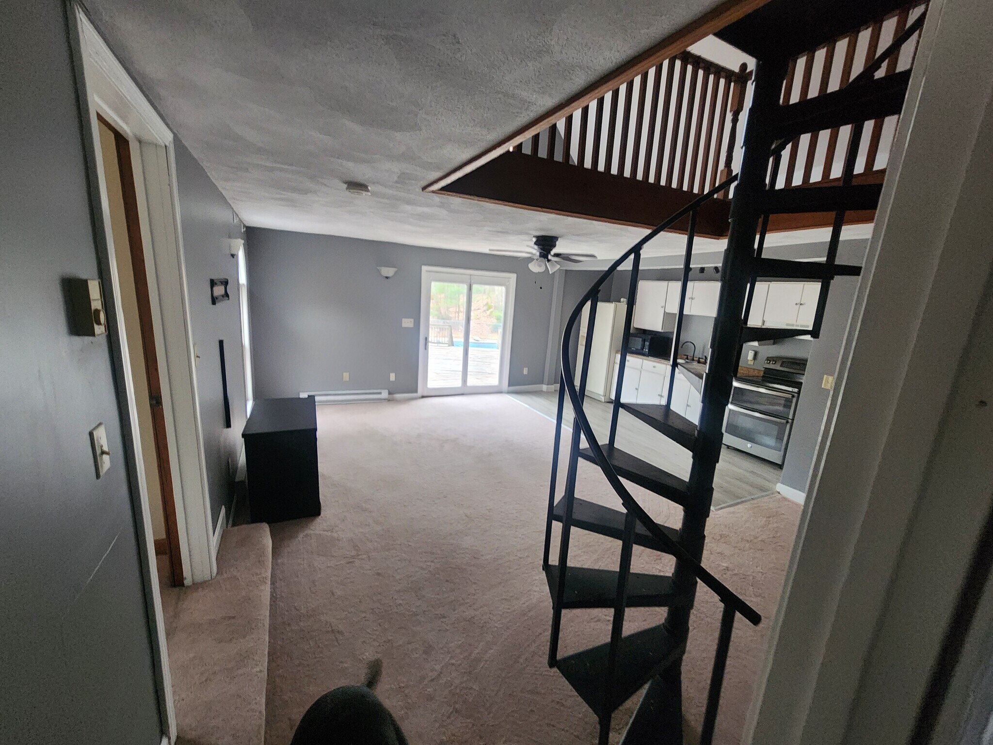 Dining room, kitchen - 985 Mammoth Rd