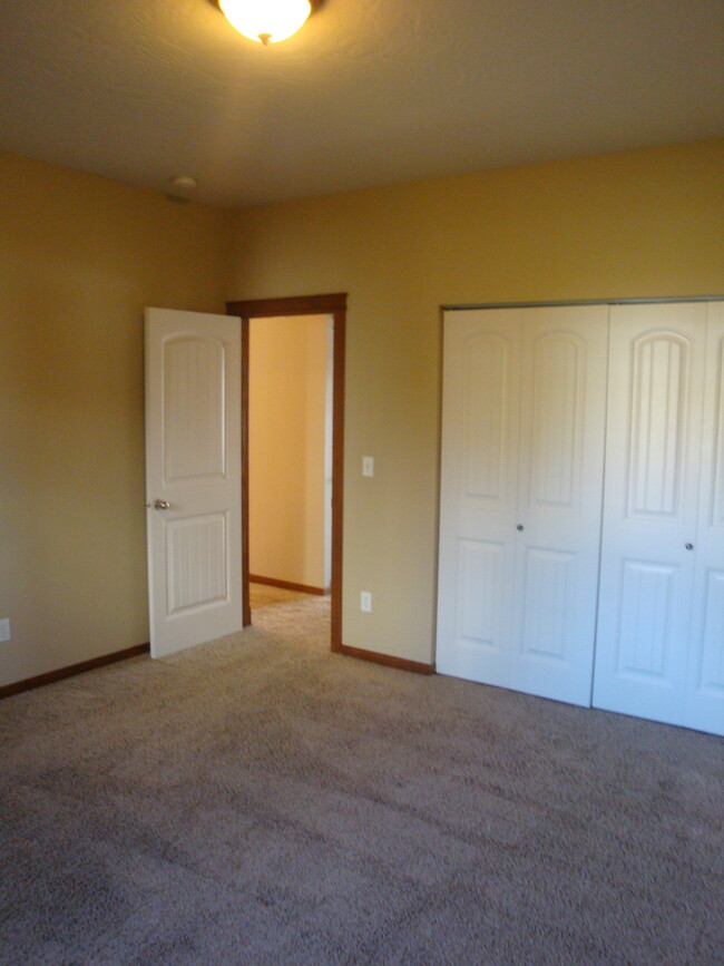 Spacious 14' x 14' bedroom - 1027 S Evergreen Rd