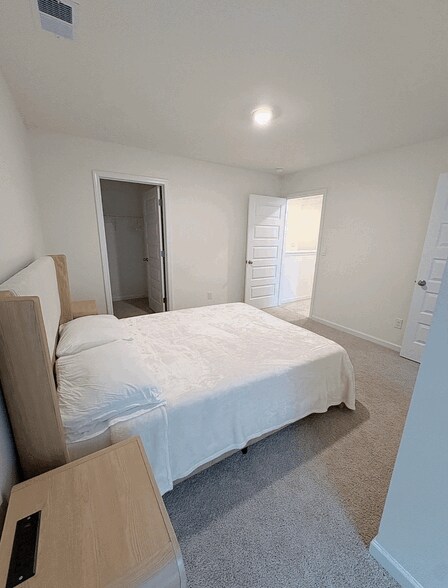 Building Photo - 280 Silvermoon Dr