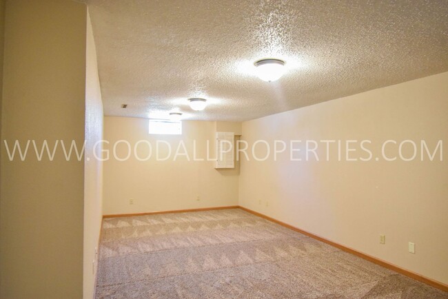 Building Photo - 3 Bedroom West Des Moines Home for Rent