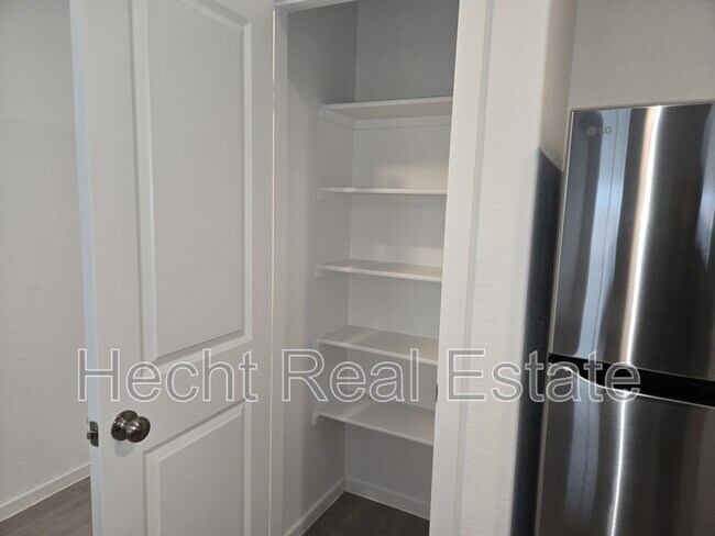 Building Photo - 968 Creek