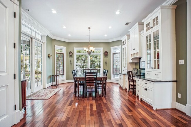 Building Photo - Stunning and Spacious Single Family Home S...
