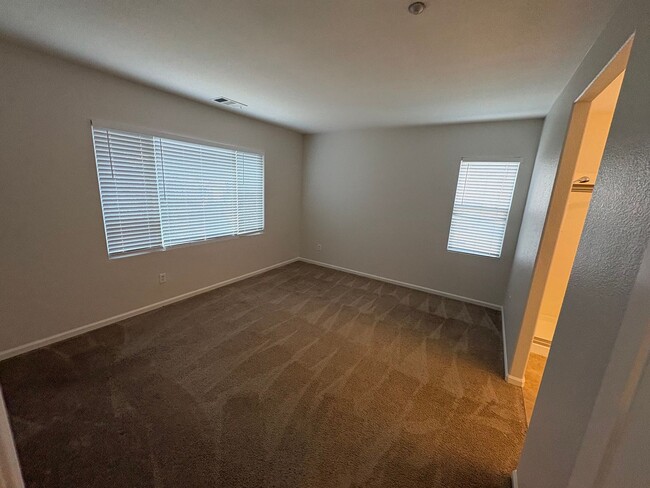 Building Photo - Great Two Story Large Bedroom, Bath Downst...