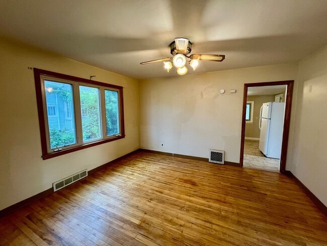 Building Photo - 3 Bed 1 Bath Single Family Home in Rhinela...
