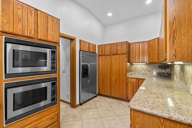 Building Photo - 4 Bedroom Pool Home on the Golf Course