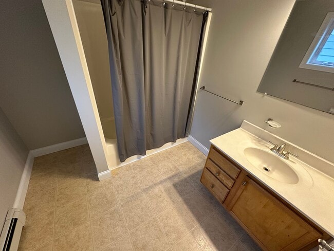 Building Photo - Beautiful Townhouse in NEW NORTH END Burlington 3BD/4BA