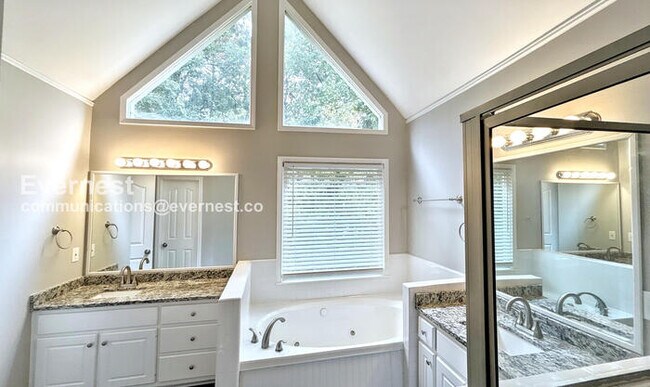 Building Photo - Spacious 4-Bed Home with Garage & Modern Amenities / Pet Friendly / Vouchers Accepted / Available...