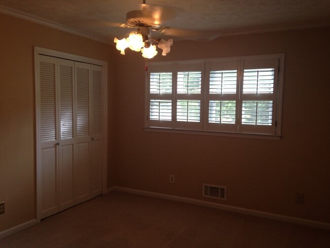 Building Photo - **ASK HOW YOU CAN MOVE IN WITH NO SEC. DEP.**105 Timberlane Trl: 3BD, 2BA brick ranch on level lo...