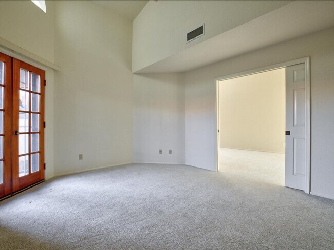 Building Photo - 3 Bedroom 2 Bathroom with Community Pool!!
