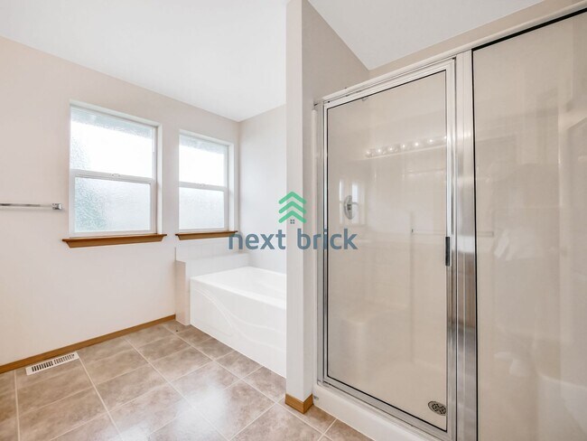 Building Photo - 4 Bed and 2.5 Bath Single-family Home Avai...