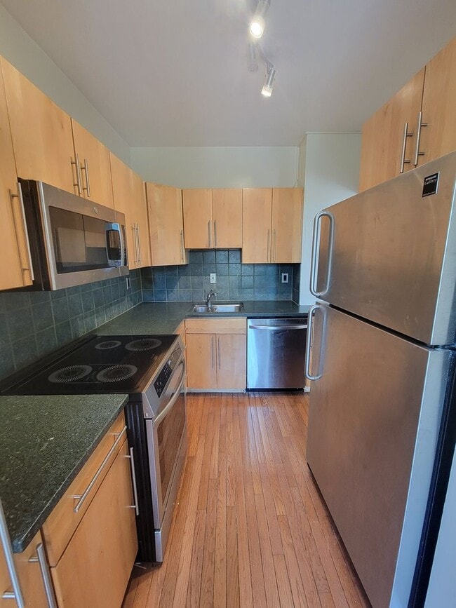 Building Photo - Spacious 2BR, 2BA in the heart of the City...
