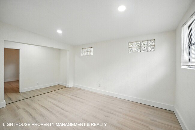 Building Photo - Renovated 3 Bed/2 Bath Home with Den & Off...