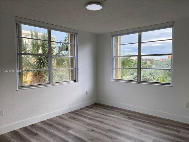 Building Photo - 9320 Fontainebleau Blvd