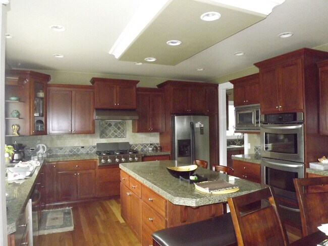 Building Photo - Gorgeous 3 bedroom, 2.5 bath in "Eagle Hei...