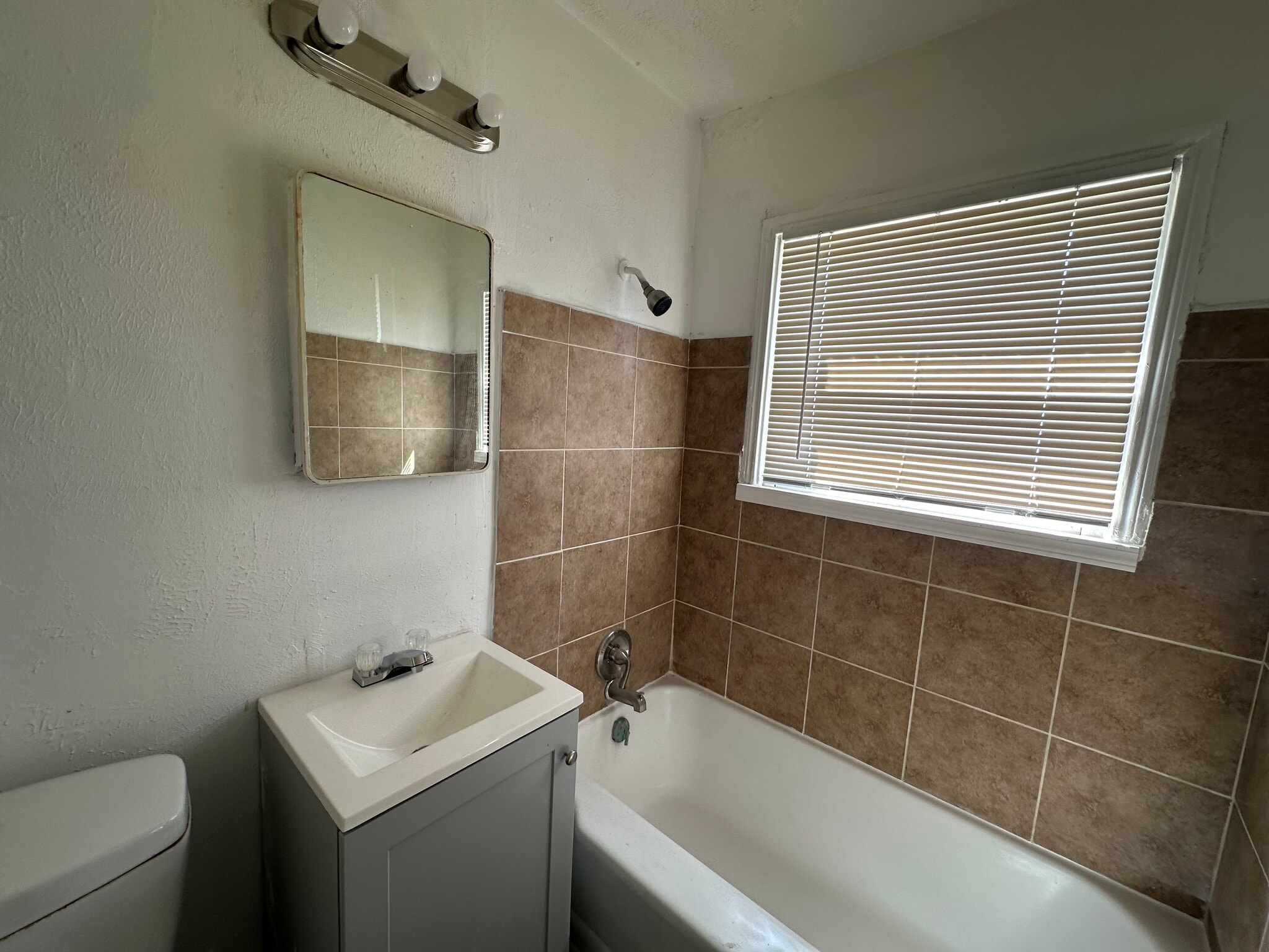 Building Photo - 4420 Roseland St