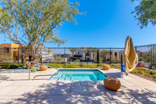 Building Photo - 5000 N Camelback Rdg Dr
