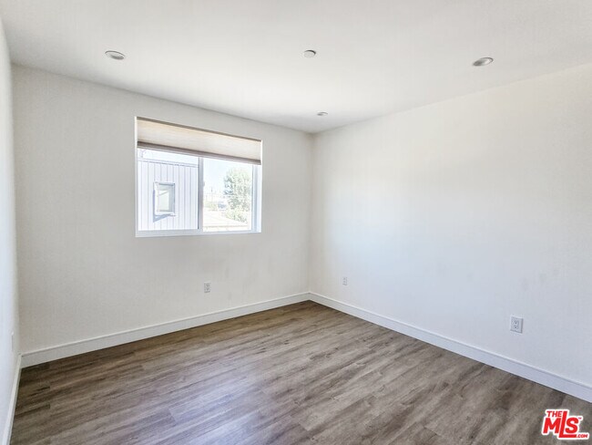 Building Photo - 3524 Bronson Ave