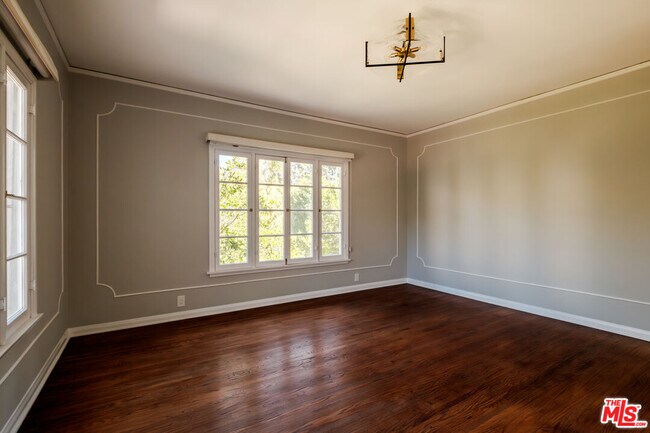 Building Photo - 1004 N Beverly Dr