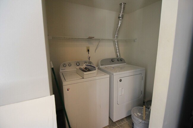 Building Photo - 2 Bedroom 2 Bath Townhome