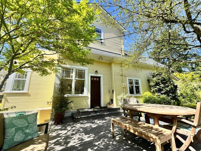 Building Photo - Gorgeous, Executive Living in Beautiful Ma...