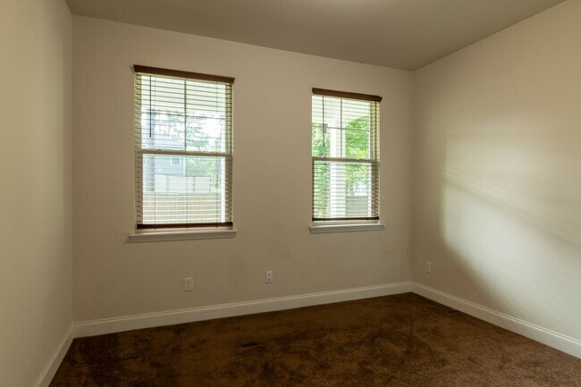 Building Photo - Modern Living in the Heart of Summerville!