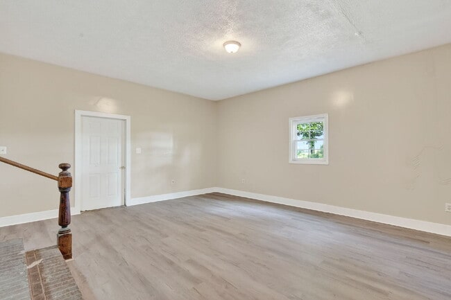 Building Photo - 409 Meadow Rd