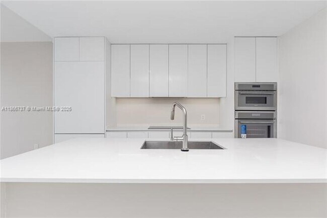 Building Photo - 700 NE 24th St