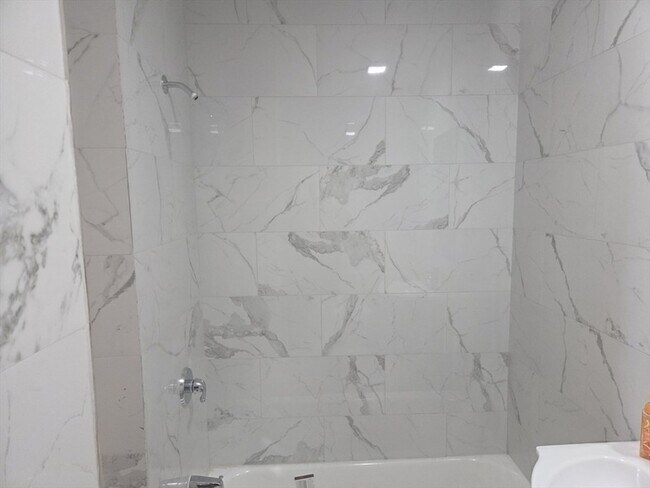 Building Photo - 40 Garnet St