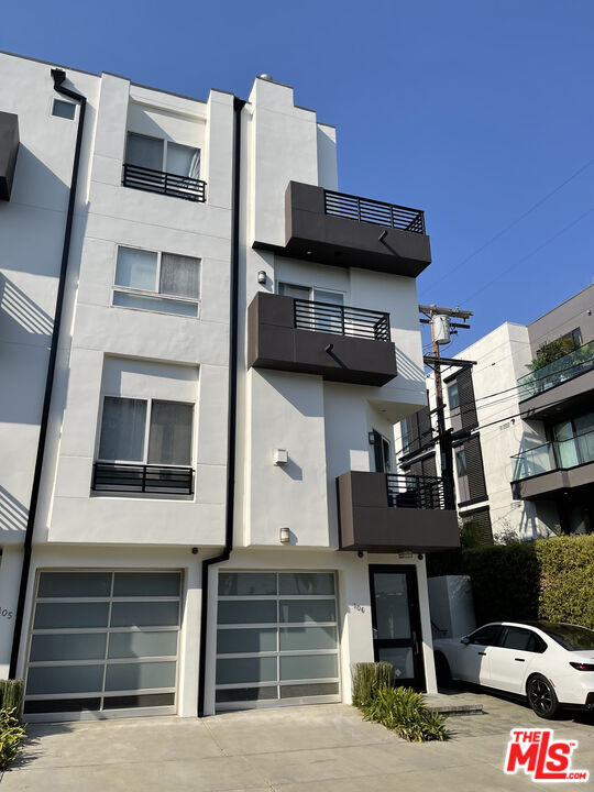 Building Photo - 438 Arnaz Dr