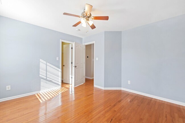 Building Photo - Beautiful 5 Bedroom Home in Dansforth Neig...