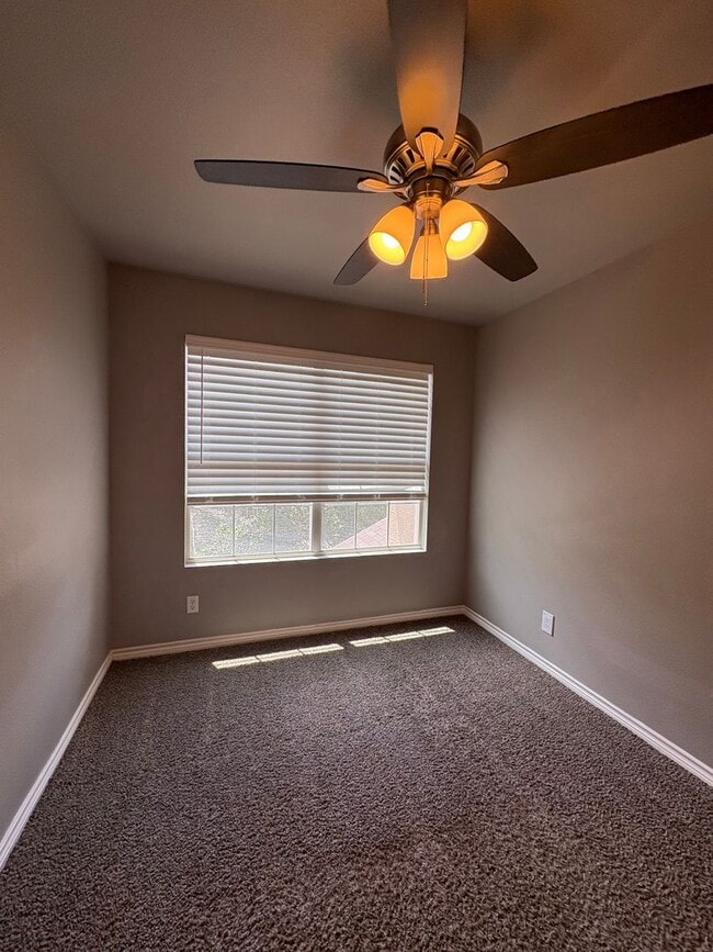 Building Photo - Newly Renovated Town-home